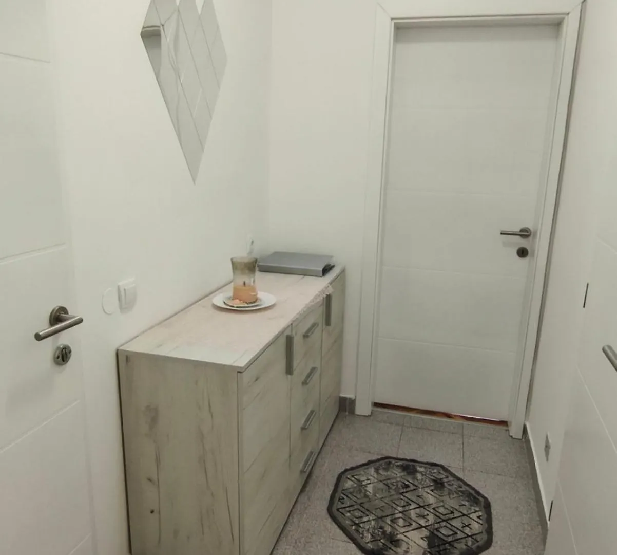 Apartma San Marino 노비비노돌스키